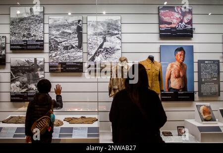 Mostra presso il Museo della Bomba Atomica, di Nagasaki, Giappone. Foto Stock