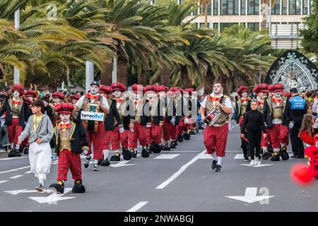 SANTA CRUZ DE TENERIFE, SPAGNA - 21 FEBBRAIO 2023: Intorno alla parata del Coso - lungo l'Avenida de Anaga, fine ufficiale del Carnevale. Una serata calda incredibile Foto Stock