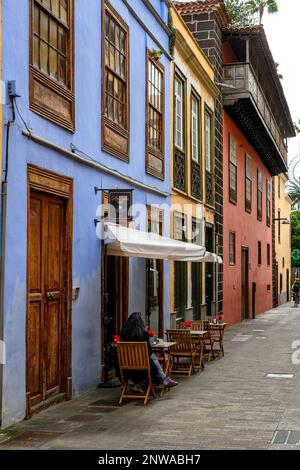 Edifici tipicamente colorati fiancheggiano Calle Juan de vera a la Laguna. Il balcone tradizionale si affaccia sulla Biblioteca de Instituto de Estudios Canarios Foto Stock