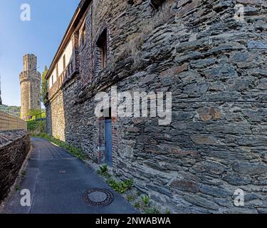 Ammira la storica cinta muraria di Oberwesel sul Reno alla luce della sera d'estate Foto Stock