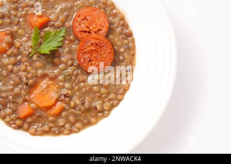 Lentejas con chorizo. Lenticchie stufate con salsiccia rossa. Cucina spagnola. Foto Stock