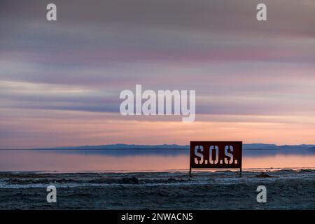 Gli artisti di Bombay Beach, una città sulla riva orientale del mare di Salton, colpito dalla siccità, hanno messo in su un segno che legge S.O.S. — "Salva il nostro mare" Foto Stock