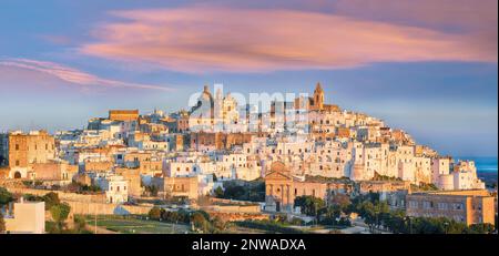 Bella vista sullo skyline bianco della città di Ostuni e sulla chiesa della Madonna della Grata, Brindisi, Puglia, Italia meridionale. Europa. Foto Stock