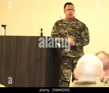 Il generale Rich Neely, l'Adjutant General dell'Illinois e il comandante della Guardia Nazionale dell'Illinois, discute perché l'idoneità etica è importante. Il simposio di leader senior della Guardia nazionale dell'Illinois si è tenuto il 27 gennaio presso la 183rd Wing di Springfield, Illinois. Ha caratterizzato tre esperti nella direzione etica, l'ispettore generale dell'ufficio nazionale della guardia Laurel Hummel, il professor Alison Fragale dell'università del North Carolina e il consulente senior di FranklinCovey Kim Jabbar. Foto Stock