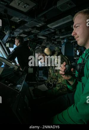 230111-N-EL850-1009 MARE ADRIATICO (11 gennaio 2023) Aviazione Boatswain’s Mate (Equipment) 3rd Classe Raymond Brooks, sinistra, e Interior Communications Electrician 3rd Classe Brady Long, entrambi assegnati alla portaerei di classe Nimitz USS George H.W. Bush (CVN 77), monitorare i sistemi di arresto degli ingranaggi durante il recupero degli aeromobili, 11 gennaio 2023. The George H.W. Bush Carrier Strike Group è in fase di implementazione pianificata negli Stati Uniti Naval Forces Europe area of Operations, impiegato dagli Stati Uniti Sesta flotta per difendere gli interessi degli Stati Uniti, alleati e partner. Foto Stock
