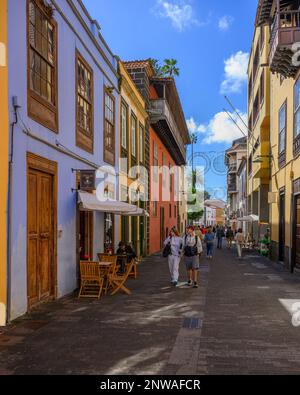 Edifici tipicamente colorati fiancheggiano Calle Juan de vera a la Laguna. Il balcone tradizionale si affaccia sulla Biblioteca de Instituto de Estudios Canarios Foto Stock