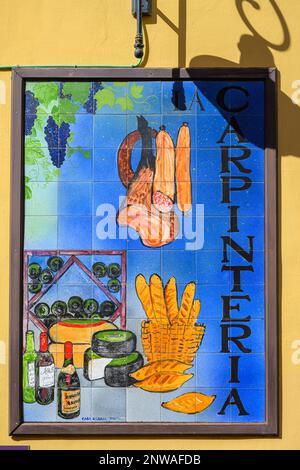 Un colorato cartello piastrellato pubblicizza la tasca la Carpinteria in Calle Nunez de la pena a San Cristóbal de la Laguna Foto Stock