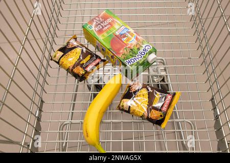 02.02.2022 Ucraina Dnipro - Mivina vermicelli succo e banana sono nel supermercato paniere, supermercato e shopping, povertà e mancanza di mo Foto Stock