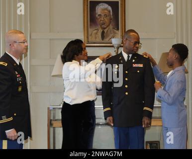 Cappellano (Lt. Col.) la moglie di vince Lambert di 28 anni, Latonia, e il figlio, John, pin il suo nuovo Rank foglia di quercia d'argento alla sua uniforme come l'Illinois Army National Guard's Command Chaplain, Chaplain (col.) Steve Foster guarda su. Il cappellano Lambert passò quasi due decenni in finanza, investimenti e gestione bancaria prima di decidere di unirsi all'Esercito come membro del corpo del Cappellano. “È stato un perno sorprendente”, ha affermato LaTonia. "Era qualcosa che voleva davvero fare. E' stato un viaggio che siamo entrambi entusiasti di intraprendere". Foto Stock