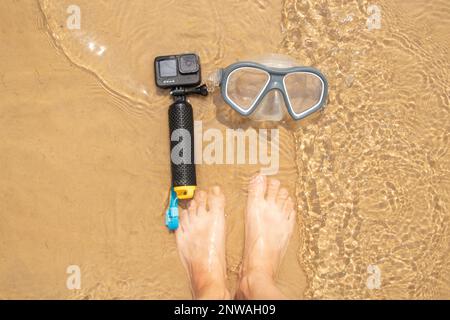 Ucraina Dnipro 05.08.2021 - fotocamera e maschera GoPro HERO 9 per immersioni in spiaggia in riva al lago, Action camera sul lago Foto Stock