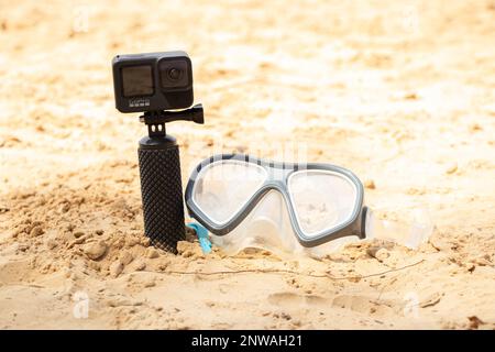 Ucraina Dnipro 05.08.2021 - fotocamera GoPro HERO 9 e maschera per immersioni in spiaggia, fotocamera d'azione sul mare Foto Stock