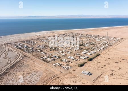 Una vista aerea di Bombay Beach, una comunità impoverita sulla costa orientale del Mar di Salton, in California, colpito dalla siccità. Foto Stock