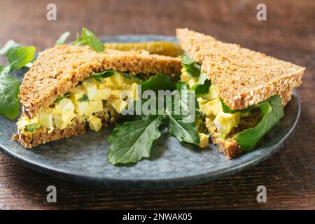 Sandwich di insalata tofu fatto in casa con pane integrale Foto Stock
