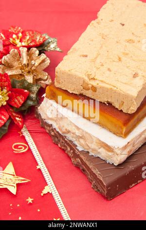 Vari tipi di turron, mazapan, mantecados y polvorones.Typical dolci spagnoli di Natale. Foto Stock