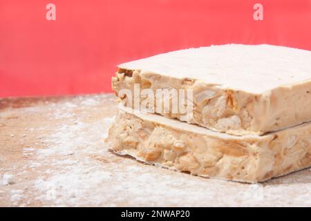 Vari tipi di turron, mazapan, mantecados y polvorones.Typical dolci spagnoli di Natale. Foto Stock