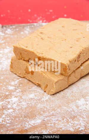 Vari tipi di turron, mazapan, mantecados y polvorones.Typical dolci spagnoli di Natale. Foto Stock