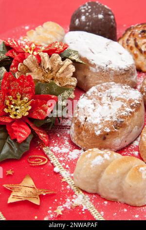 Vari tipi di turron, mazapan, mantecados y polvorones.Typical dolci spagnoli di Natale. Foto Stock