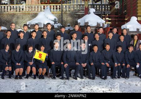 Gli studenti che posano per una foto di Toshogu sacrario scintoista, Nikko, Giappone Foto Stock