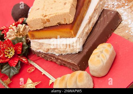 Vari tipi di turron, mazapan, mantecados y polvorones.Typical dolci spagnoli di Natale. Foto Stock