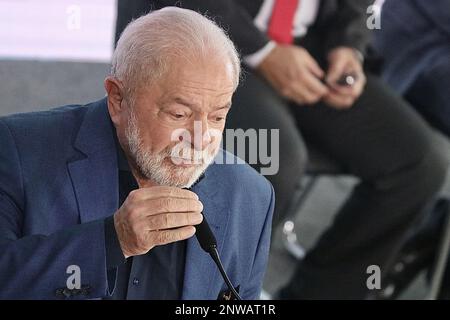 Brasilia, Distrito Federale, Brasil. 28th Feb, 2023. (INT) il Presidente brasiliano Lula firma il Decreto CONSEA. 28 febbraio 2023, Brasilia, Distretto Federale, Brasile: Il Presidente del Brasile, Luiz Inacio Lula da Silva, firma il decreto che reinstalla il Consiglio di sicurezza Nazionale alimentare e Nutrizione (Consea), in una cerimonia al Palazzo Planalto, con la presenza di ministri, autorità e rappresentanti della società civile. In tale occasione, i consiglieri e il presidente di Consea, Elisabetta Recine, il ministro della Segreteria Generale della Presidenza, Marcio Macedo, il ministro dello sviluppo e. Foto Stock