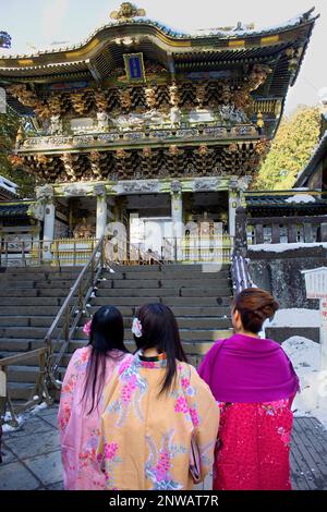 Amici in abito tradizionale, Tempio Toshogu, Nikko, Giappone Foto Stock