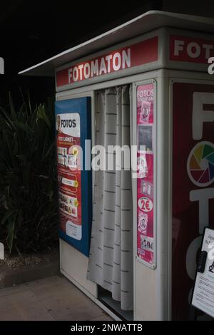 Ottobre.2023. Valencia, Spagna. Primo piano di uno stand fotografico vuoto vicino a un'area commerciale in cui è possibile scattare automaticamente foto d'identità dopo aver pagato il prezzo Foto Stock