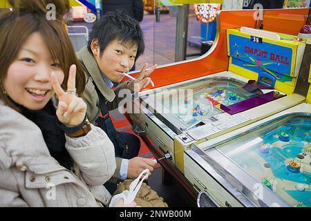 Matura in Smartball Newstar (Pin-ball), in Shinsekai-koen Shotenkai Hondori,quartiere Shinsekai,Osaka, Giappone, Asia Foto Stock