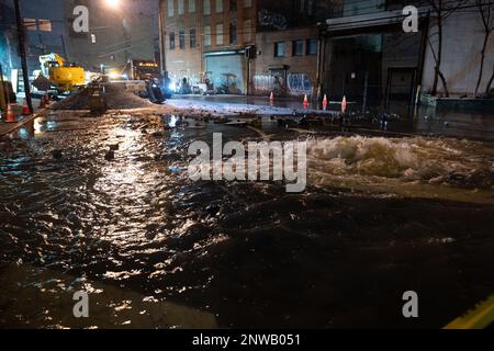 Hoboken, New Jersey, Stati Uniti. 28th Feb, 2023. Il personale addetto alle riparazioni lavora per una pausa sulla Observer Highway a Hoboken, New Jersey. Precedente Public Service Electric and gas (PSE&G) rotto aprire la rete idrica durante il lavoro di utilità (Credit Image: © Brian Branch Price/ZUMA Press Wire) SOLO USO EDITORIALE! Non per USO commerciale! Foto Stock