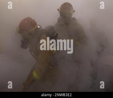 230106-N-IV962-1316 Aviation Electronics Technician 1st Class Eric Graham, left, and 2nd Class Jud Deering Combatti un incendio simulato durante un trivello generale a bordo di una nave d'assalto anfibio USS Makin Island (LHD 8), 6 gennaio 2023 nell'Oceano Pacifico del Sud. Le esercitazioni per il controllo dei danni vengono utilizzate sia in porto che in corso per garantire che i marinai abbiano la formazione adeguata per combattere eventuali incidenti che potrebbero verificarsi. Il Makin Island Amphibious Ready Group, composto da nave d'assalto anfibio USS Makin Island (LHD 8) e porto di trasporto anfibio USS Anchorage (LPD 23) e USS John P. Murtha (LPD 26), è op Foto Stock