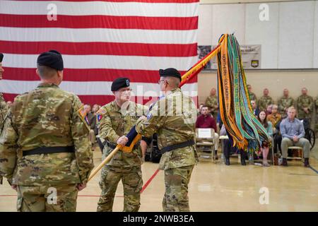 Il generale della Guardia Nazionale dell'Indiana Timothy Thombleson passa i 38th colori della Divisione Fanteria al generale Dale Lyles, generale aggiunto dell'Indiana, durante la cerimonia di cambio di comando della divisione a Indianapolis, domenica 22 gennaio 2023. Foto della Guardia Nazionale Indiana di Sgt. Chelsea Gilman Foto Stock