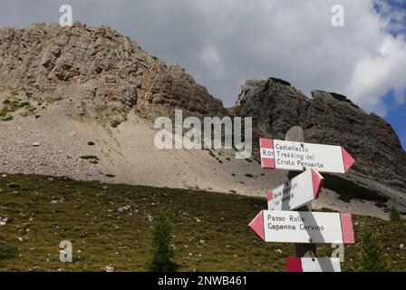 Indicazioni sul sentiero montano con le località scritte in lingua italiana nel Nord Italia Foto Stock