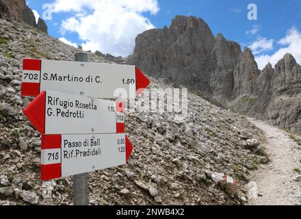 Indicazioni sul sentiero montano con le località scritte in italiano in Italia Foto Stock