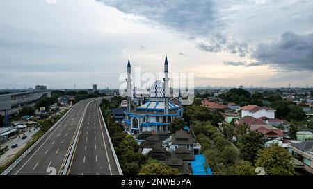 Al-azhar Centro Moschea vista panoramica più grande Moschea in Bekasi. Concetto Ramadan e Eid e nuvola di rumore quando si guarda il tramonto o l'alba. Bekasi, Indonesia, Foto Stock