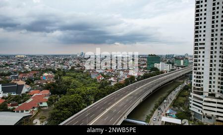 Al-azhar Centro Moschea vista panoramica più grande Moschea in Bekasi. Concetto Ramadan e Eid e nuvola di rumore quando si guarda il tramonto o l'alba. Bekasi, Indonesia, Foto Stock