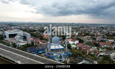 Al-azhar Centro Moschea vista panoramica più grande Moschea in Bekasi. Concetto Ramadan e Eid e nuvola di rumore quando si guarda il tramonto o l'alba. Bekasi, Indonesia, Foto Stock