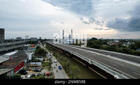 Al-azhar Centro Moschea vista panoramica più grande Moschea in Bekasi. Concetto Ramadan e Eid e nuvola di rumore quando si guarda il tramonto o l'alba. Bekasi, Indonesia, Foto Stock