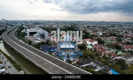 Al-azhar Centro Moschea vista panoramica più grande Moschea in Bekasi. Concetto Ramadan e Eid e nuvola di rumore quando si guarda il tramonto o l'alba. Bekasi, Indonesia, Foto Stock
