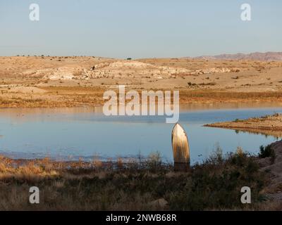 Una barca precedentemente affondata al lago Mead. La siccità e la contrazione degli afflussi dal fiume Colorado hanno ridotto i livelli dell'acqua nel lago ai minimi storici. Foto Stock