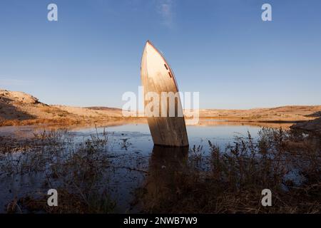 Una barca precedentemente affondata al lago Mead. La siccità e la contrazione degli afflussi dal fiume Colorado hanno ridotto i livelli dell'acqua nel lago ai minimi storici. Foto Stock