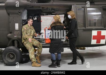 Personale Sgt. Casey Chandler, un medico di volo dell'esercito assegnato a C/3-10 Generale supporto Battaglione Aviazione, 10th Battle Aviation Brigade, 10th Divisione montagna, parla con il Dr. Meja Gray, Direttore medico dei servizi di emergenza e Sarah Delaney, Presidente di Medicina di emergenza, 26 gennaio, a Fort Drum, NY. Chandler ha guidato Gray e Delaney attraverso il materiale di addestramento e le operazioni di volo eseguite dal team MEDEVAC. Foto Stock