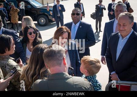 STATI UNITI Il vicepresidente Kamala Harris saluta gli Airmen e le loro famiglie qui alla base dell'aeronautica di Luke, Ariz., 19 gennaio 2022. "Come sapete, quando amiamo qualcosa, siamo pronti a lavorare sodo per questo ed è quello che fate tutti voi", ha detto Harris agli Airmen. Harris si è recata in Arizona per evidenziare gli sforzi per creare un'economia energetica pulita per tutti gli americani. Foto Stock