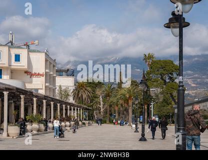 Passeggiata alberata di palme nella città di Budva, Montenegro Foto Stock