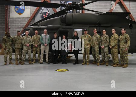 Membri del C/3-10 General Support Aviation Battalion, 10th Combat Aviation Brigade, 10th Mountain Division, con professionisti medici del Samaritan Medical Center, posa per la foto, 26 gennaio, su Fort Drum, NY. Tutti i membri della riunione si esibiscono in piedi per una foto dopo aver attraversato l'elicottero e aver parlato dei servizi MEDEVAC offerti qui. Foto Stock