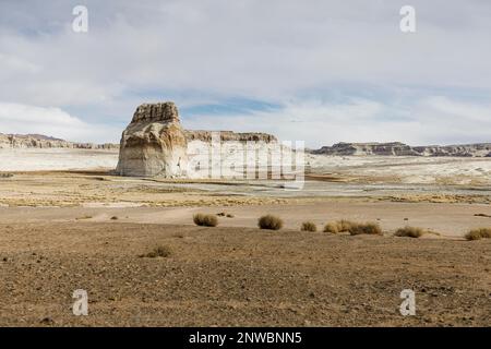 I livelli dell’acqua nel lago Powell, il secondo bacino idrico più grande degli Stati Uniti, sono scesi a un livello storico basso a causa dell’estrema siccità nel sud-ovest americano. Foto Stock