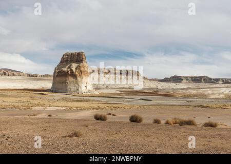 I livelli dell’acqua nel lago Powell, il secondo bacino idrico più grande degli Stati Uniti, sono scesi a un livello storico basso a causa dell’estrema siccità nel sud-ovest americano. Foto Stock