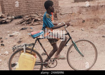 Ouagadougou, Burkina Faso, Africa Centrale. Scene di vita quotidiana in un sobborgo della capitale Foto Stock