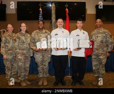 (Da sinistra a destra) Stati Uniti Esercito Brig. Gen. Niave F. Knell, 1st° vicedirettore generale della divisione fanteria, Sgt. Major. Jackie Zerby, 1st INF. Div direttore della gestione culinaria non commissionato, Sgt. Withney Martin, SPC. Peter Kopacz, SPC. Jason Willett, tutti gli specialisti della cucina assegnati al 1st INF. Div, e il comando Sgt. Major Clarence Raby, il sergente maggiore di comando della divisione di riserva per l'INF 1st. Div., premia gli specialisti della cucina durante una cerimonia di premiazione alla Victory Hall di Fort Riley, Kansas, 10 gennaio 2023. Gli specialisti della cucina partecipanti hanno ricevuto le congratulazioni Foto Stock