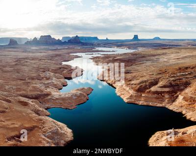 I livelli dell'acqua nel lago Powell, alimentato dal fiume Colorado, sono scesi a un livello storico basso a causa dell'estrema siccità nel sud-ovest americano. Foto Stock