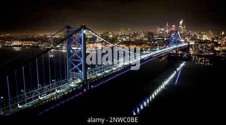Vista aerea di Philadelphia e del ben Franklin Bridge di notte - fotografia di viaggio Foto Stock