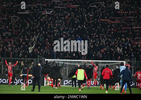 Cremona, Italia. 28/02/2023, la squadra di football americano cremonese e tifosi festeggia dopo la vittoria durante la Serie Italiana Una partita di football tra i cremonesi americani COME Roma il 28 febbraio 2023 allo Stadio Giovanni Zini di Cremona. Foto Tiziano Ballabio Foto Stock